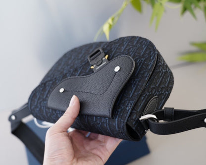 Bolso de sillín clásico sencillo con hebilla de metal