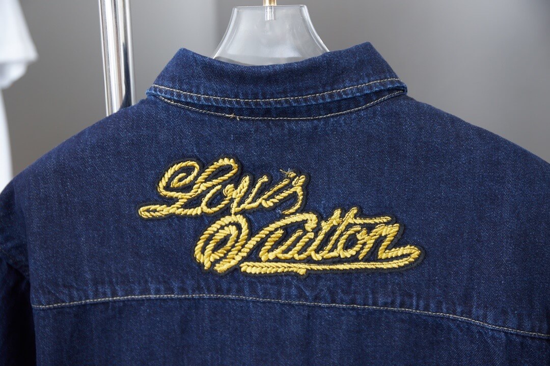 Camisa bordada con letras de firma