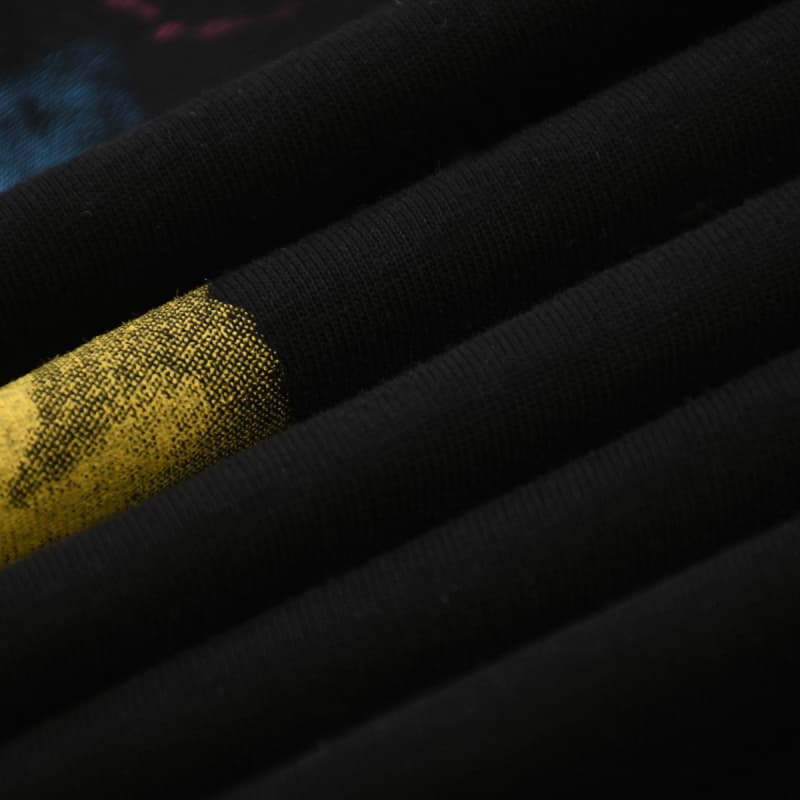Camiseta con estampado artístico de lavado de tinta