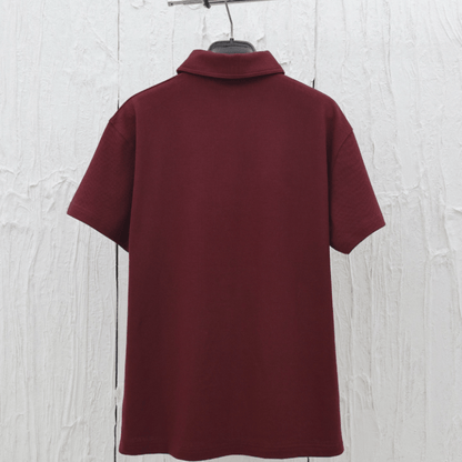 Polo elegante con estampado superpuesto