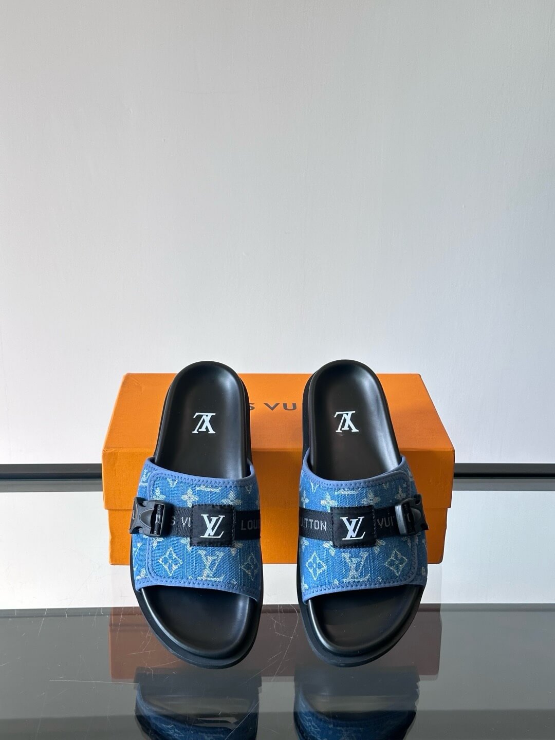 Chaussons ornés de boutons