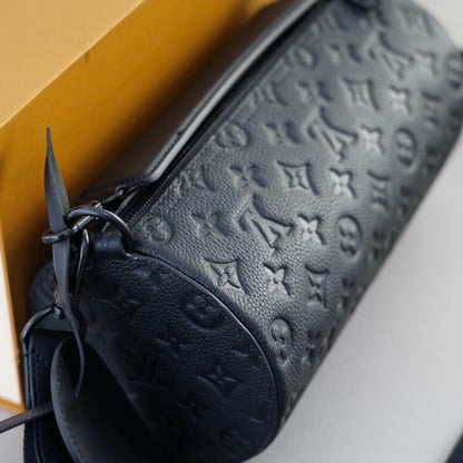 Bolso bandolera cilíndrico con estampado de monograma de moda