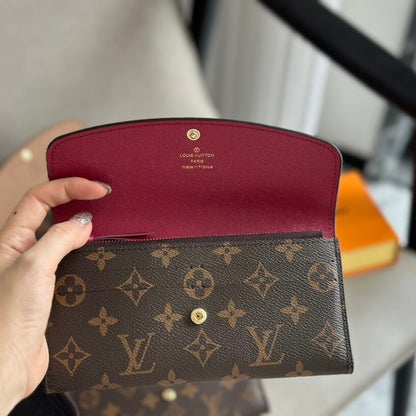 Cartera con hebilla en contraste y estampado clásico
