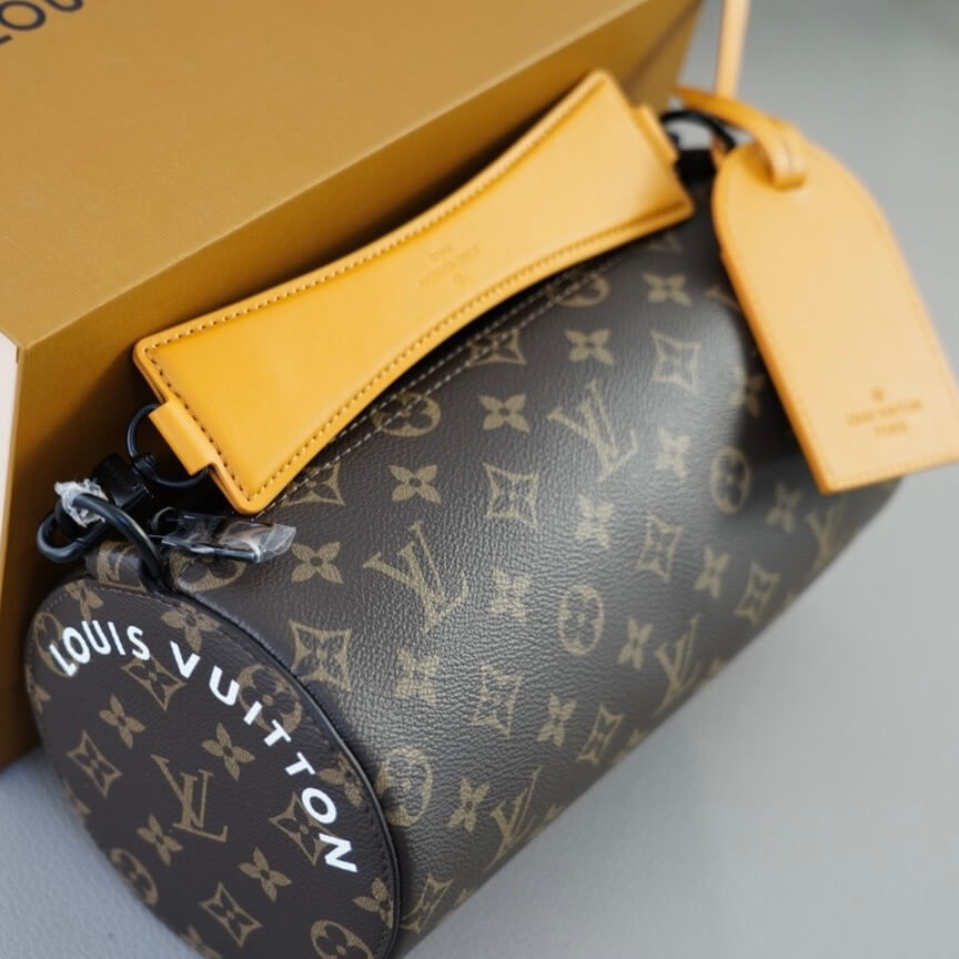 Bolso bandolera cilíndrico con estampado de monograma de moda