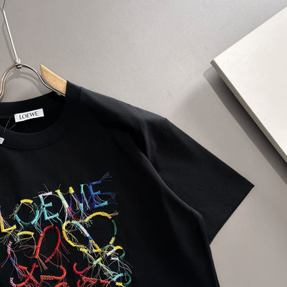 Camiseta bordada con flecos de arcoíris