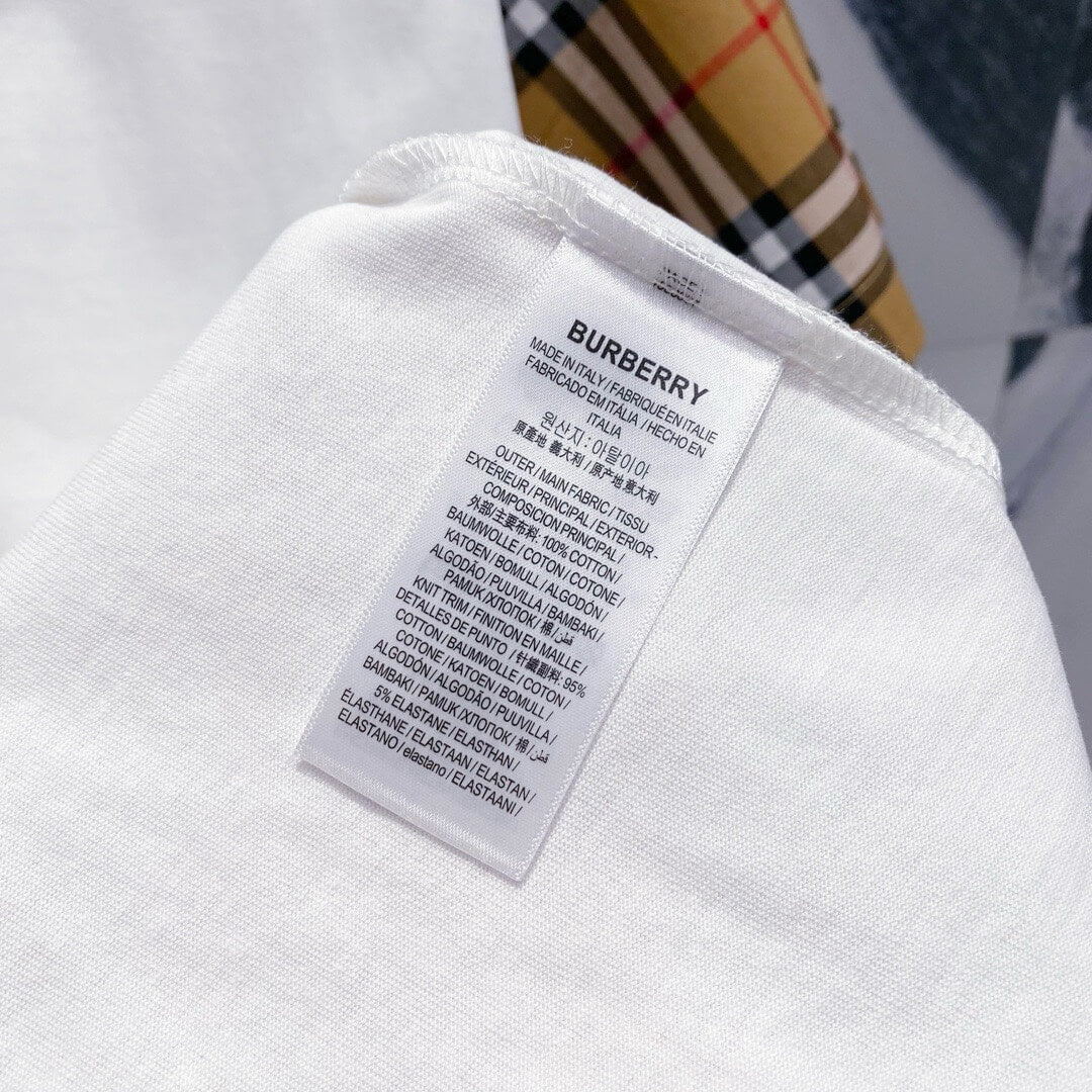 Camiseta con rayas de cuadros en las mangas