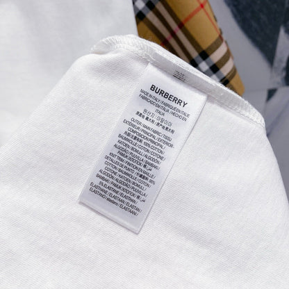 Camiseta con rayas de cuadros en las mangas