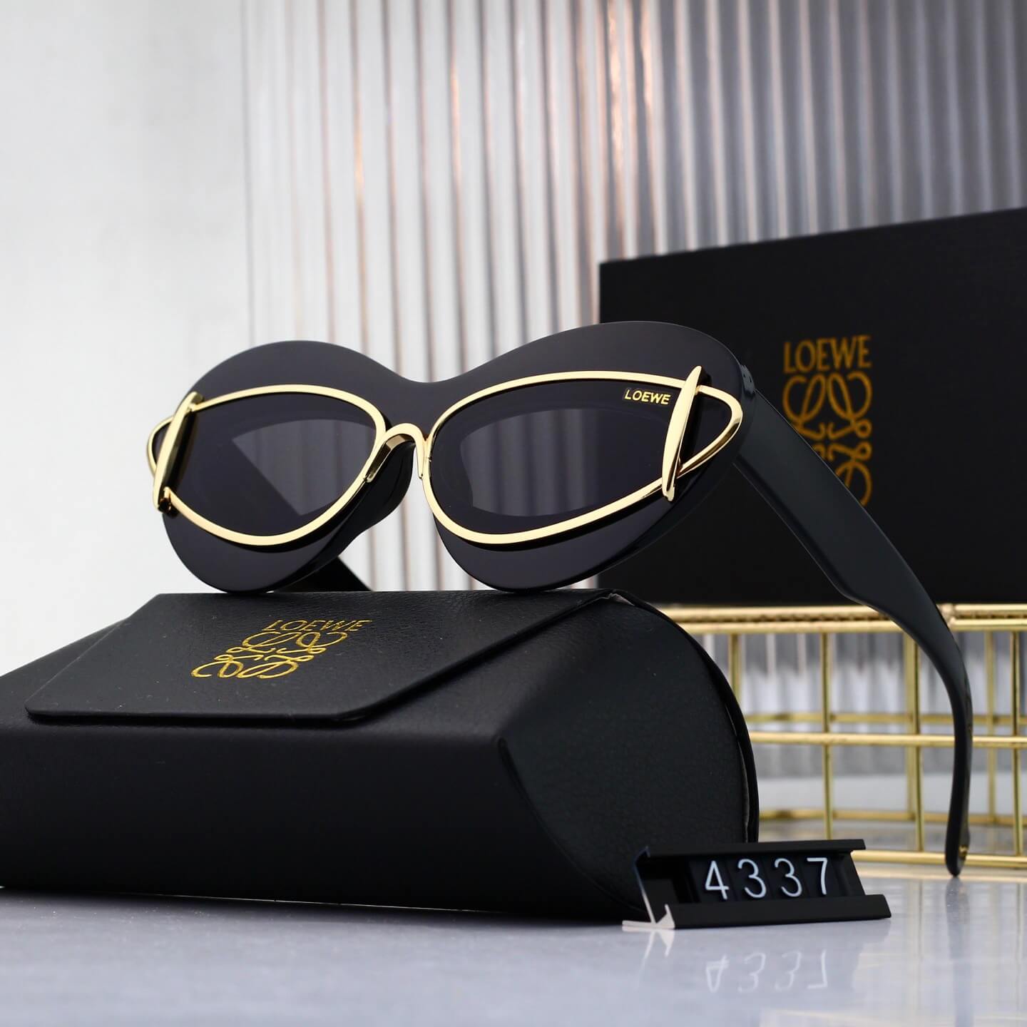 Gafas de sol retro modernas con marco de corazón incrustado