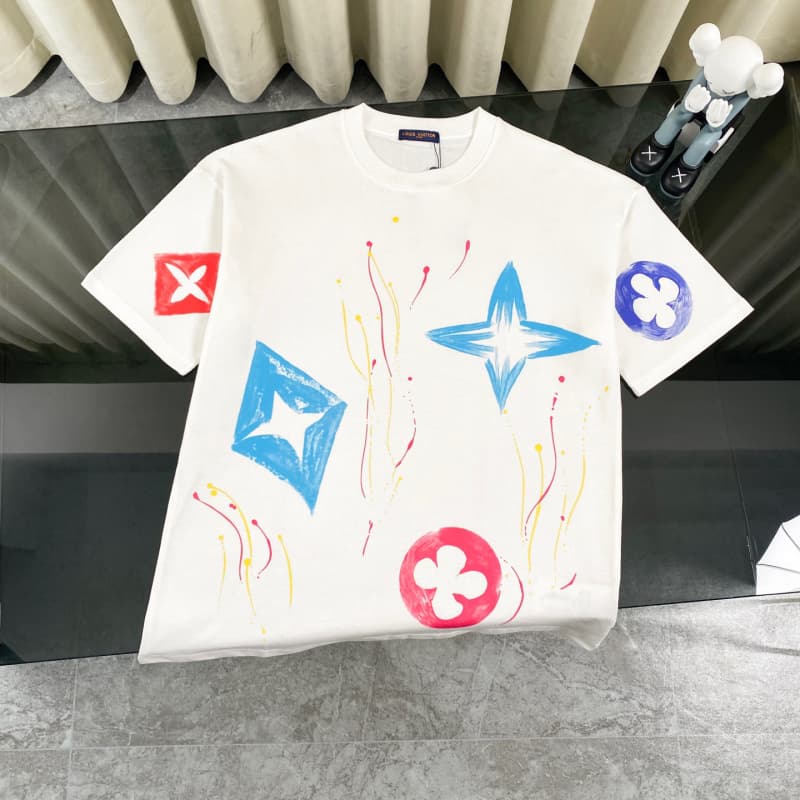 Camiseta con grafiti de color dopamina 2025
