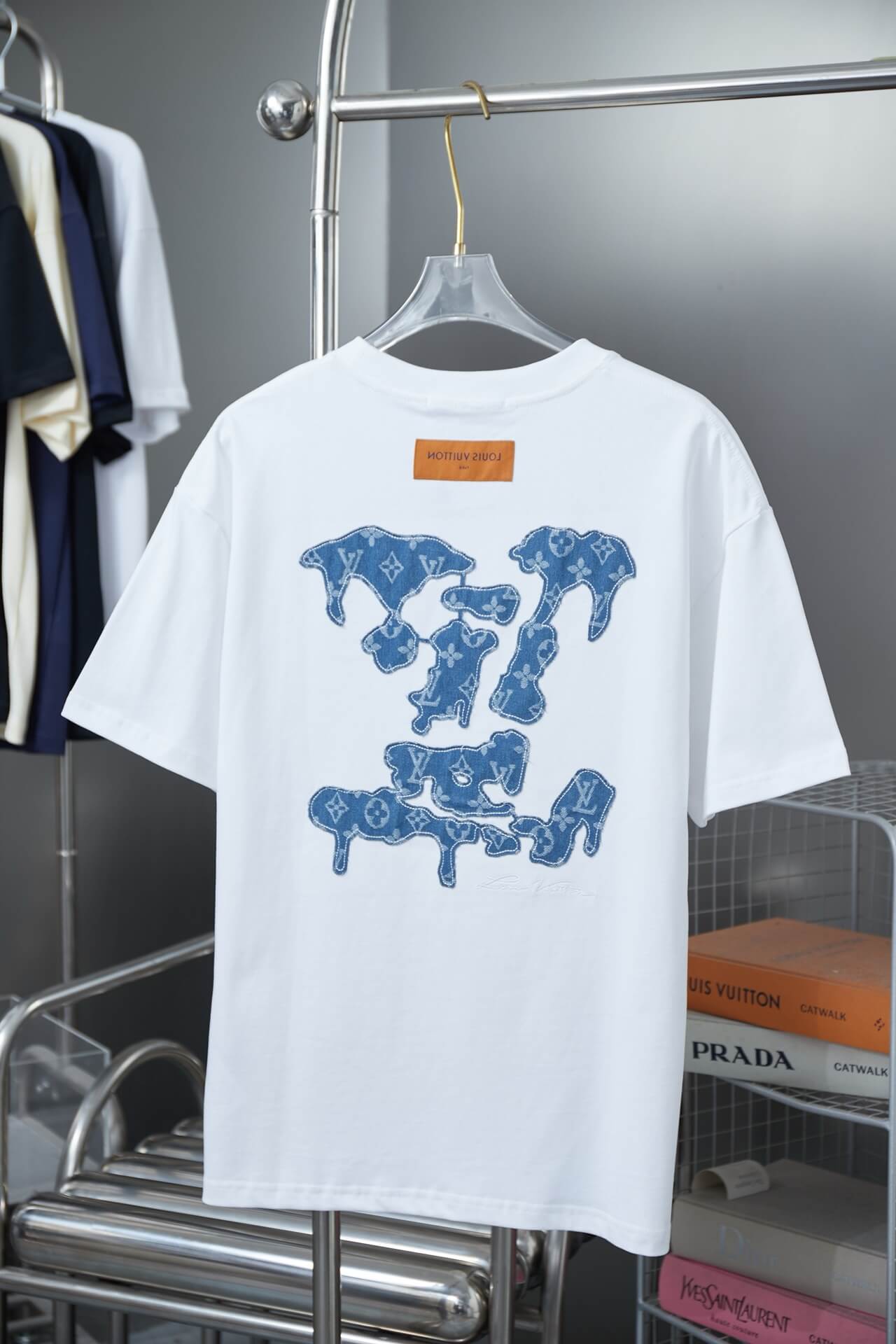 Camiseta vaquera con parches bordados
