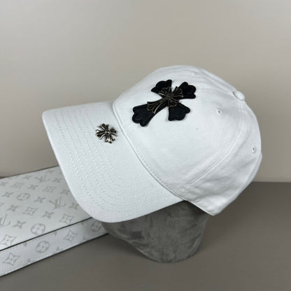 Gorra informal vanguardista decorada con metal