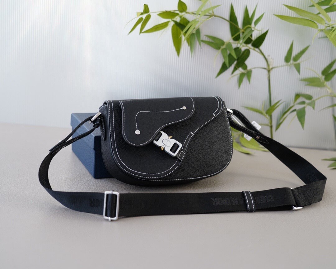 Bolso de sillín clásico sencillo con hebilla de metal