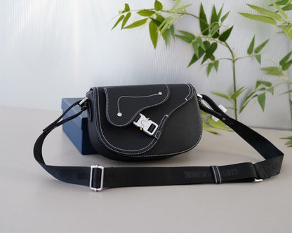 Bolso de sillín clásico sencillo con hebilla de metal