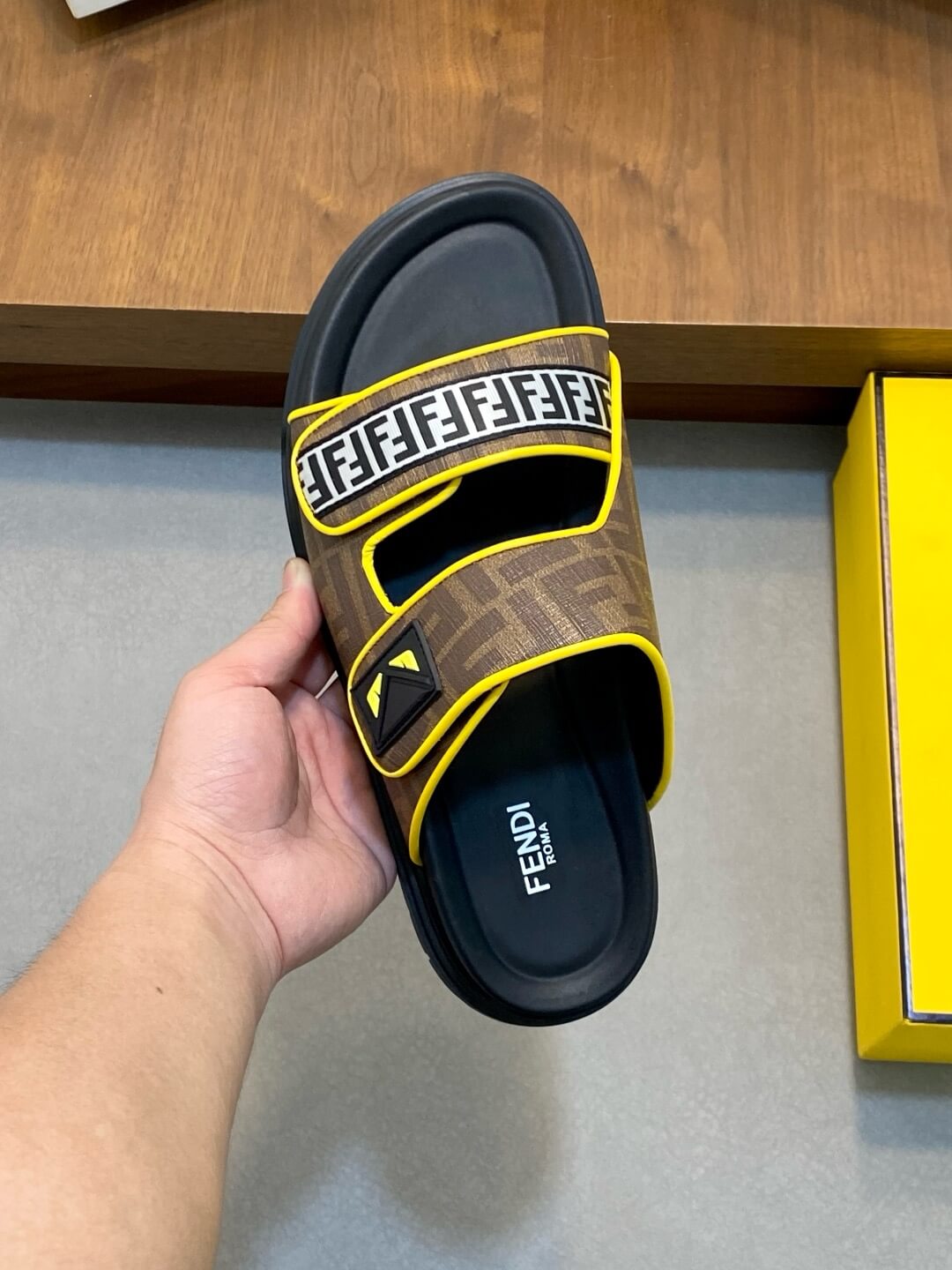 Pantuflas con estampado de ojos y estampado F