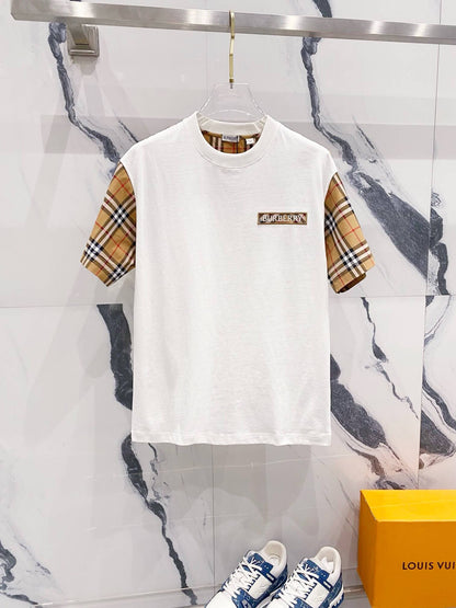 Camiseta con rayas de cuadros en las mangas