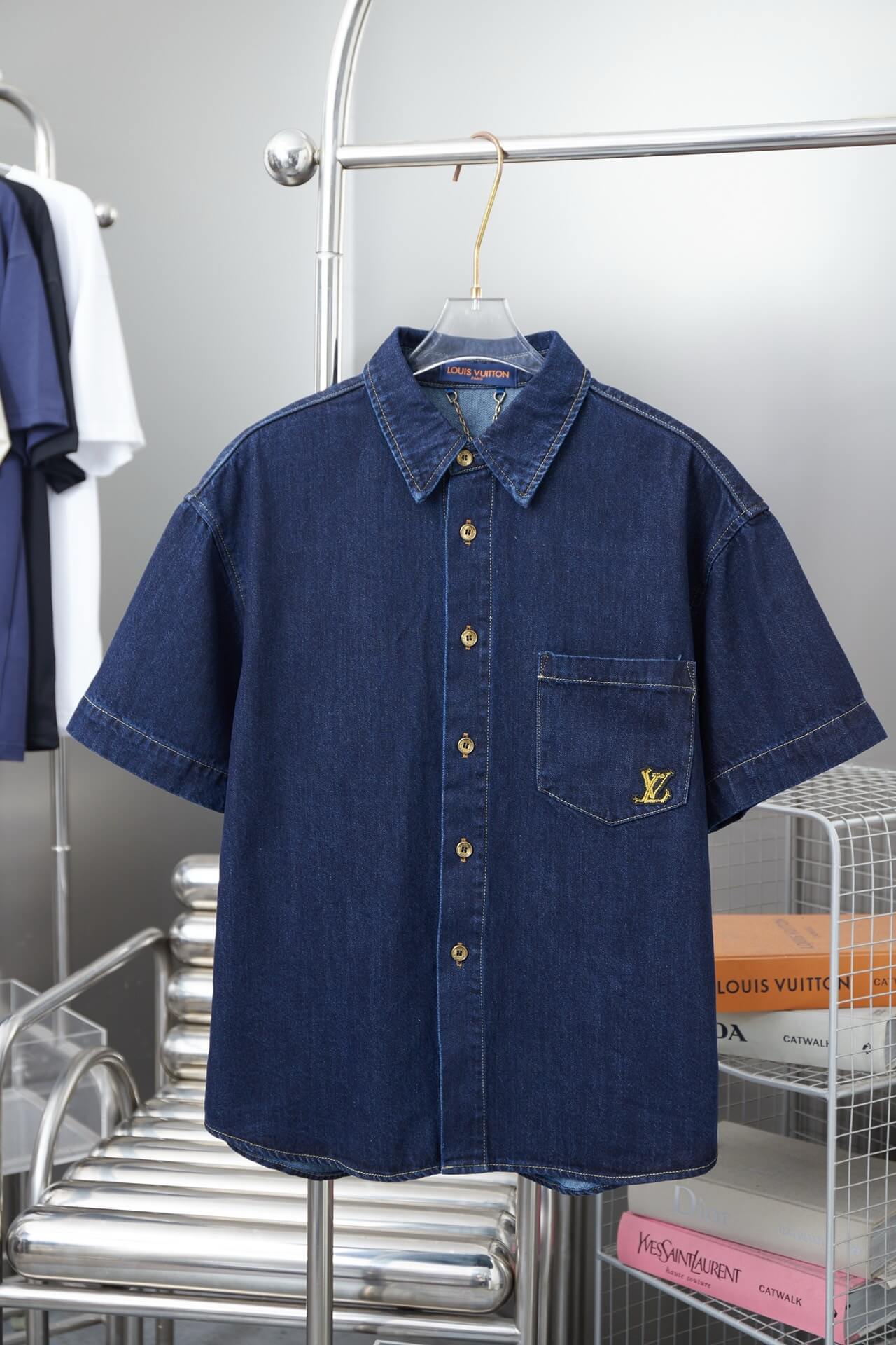 Camisa bordada con letras de firma