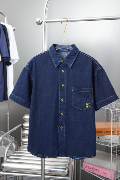 Camisa bordada con letras de firma