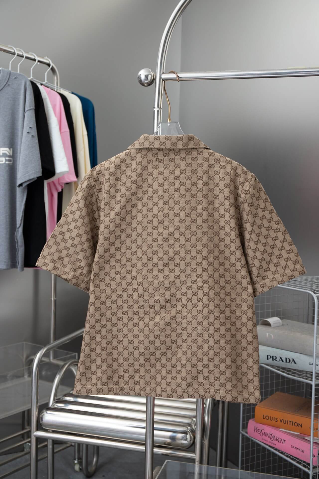 Camiseta marrón con estampado integral