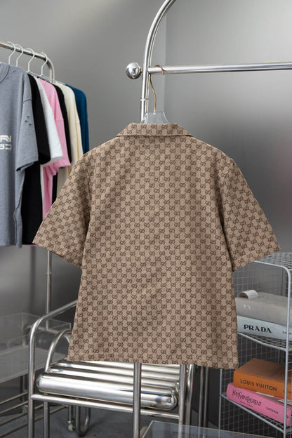 Camiseta marrón con estampado integral