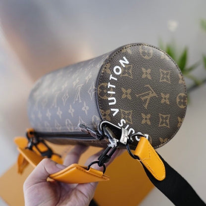 Bolso bandolera cilíndrico con estampado de monograma de moda