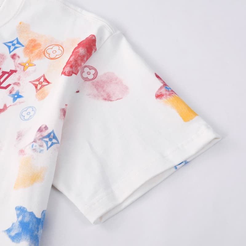 Camiseta con estampado artístico de lavado de tinta