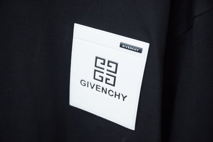 Camiseta con bolsillo metálico y letras