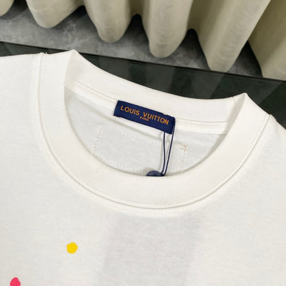 Camiseta con grafiti de color dopamina 2025