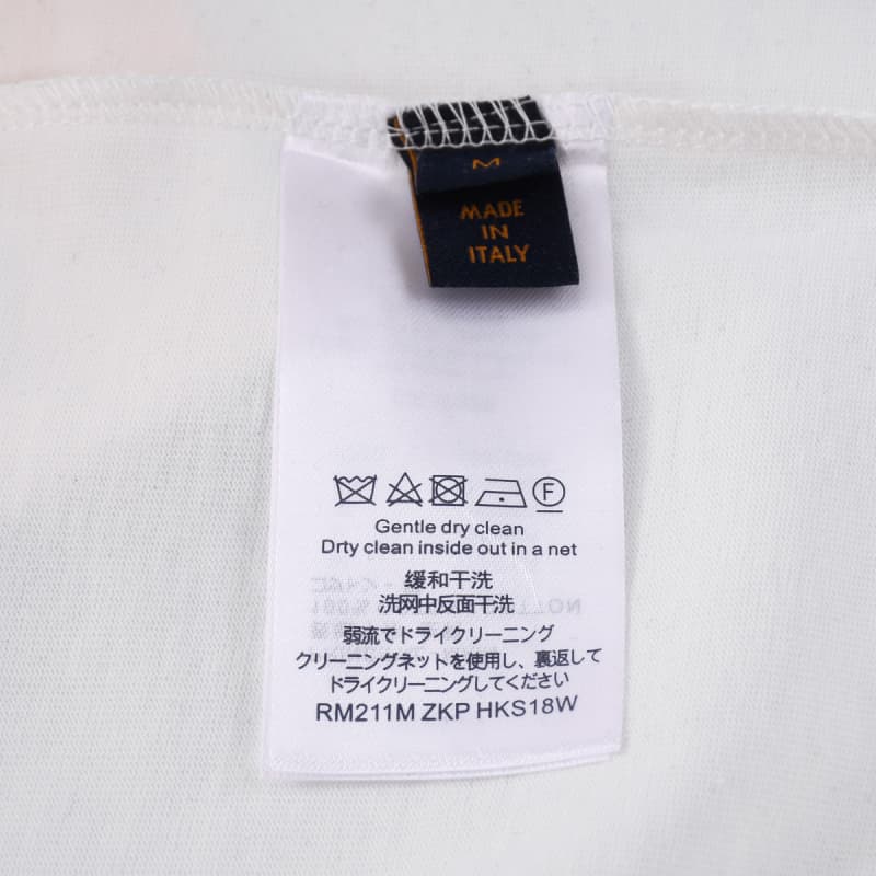 Camiseta con estampado artístico de lavado de tinta