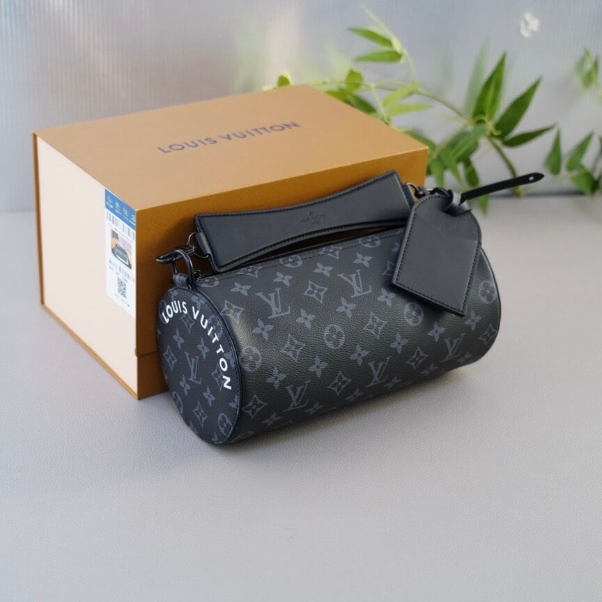 Bolso bandolera cilíndrico con estampado de monograma de moda