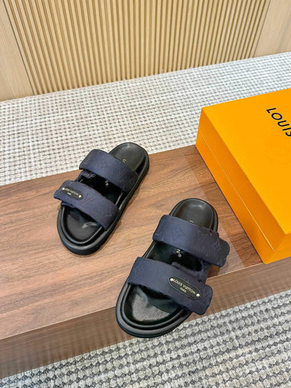 Chaussons classiques à boutons multicolores