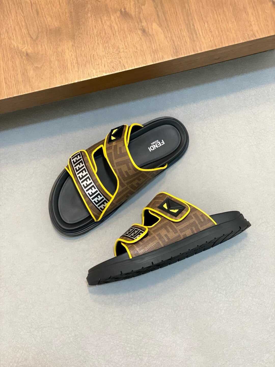 Pantuflas con estampado de ojos y estampado F