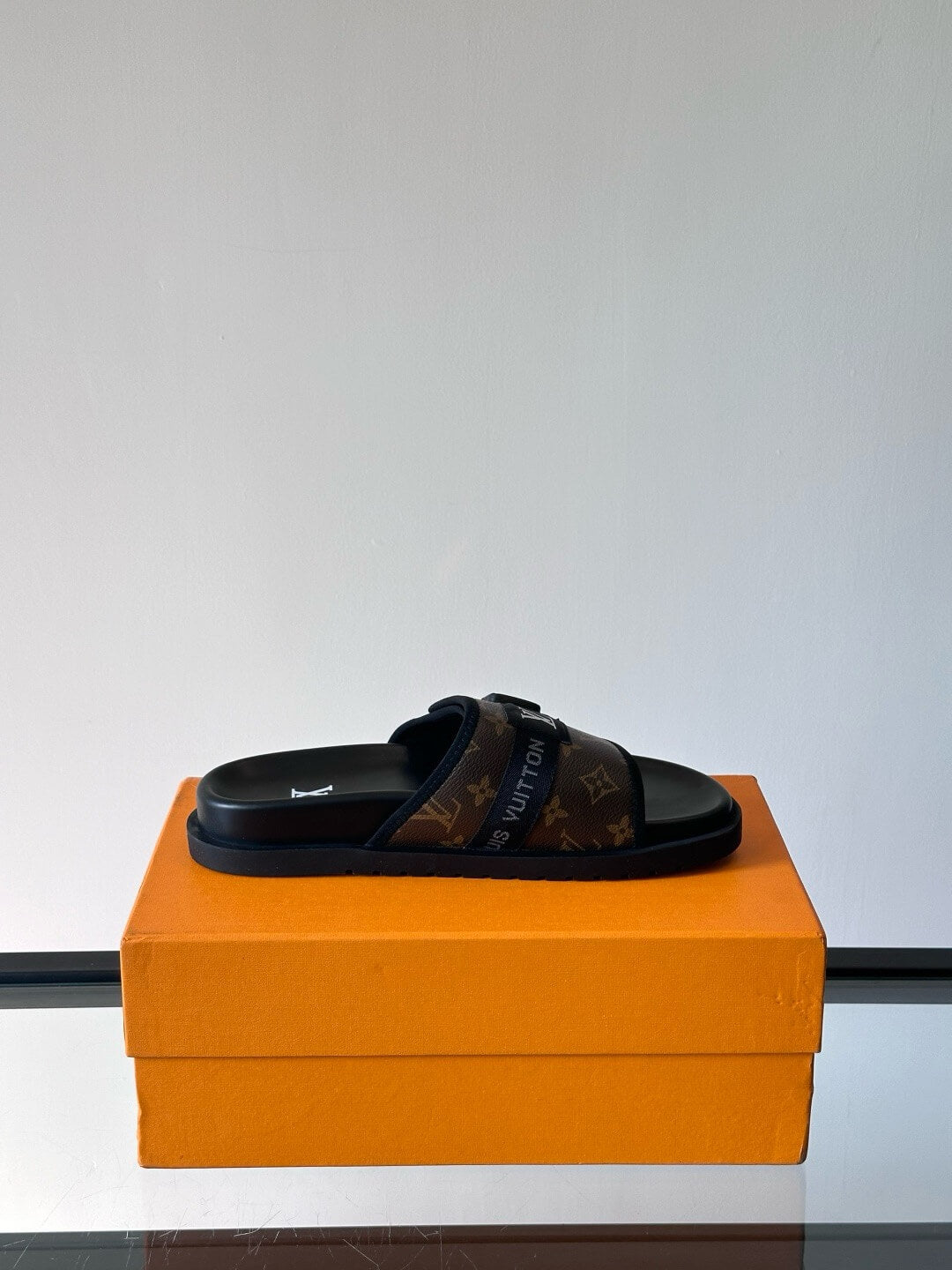 Chaussons ornés de boutons