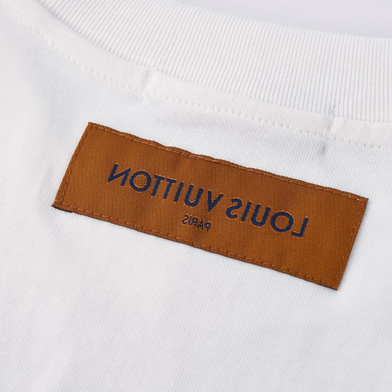 Camiseta con estampado artístico de lavado de tinta