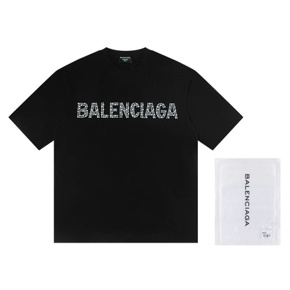 Camiseta con letras enjoyadas