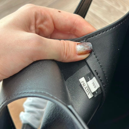 Bolso de mano sencillo con forma de media luna