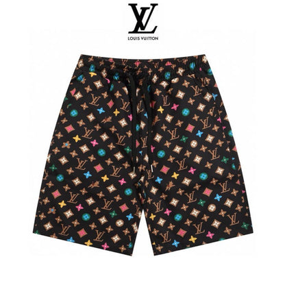 Conjunto de camiseta y pantalones cortos con estampado colorido por todas partes