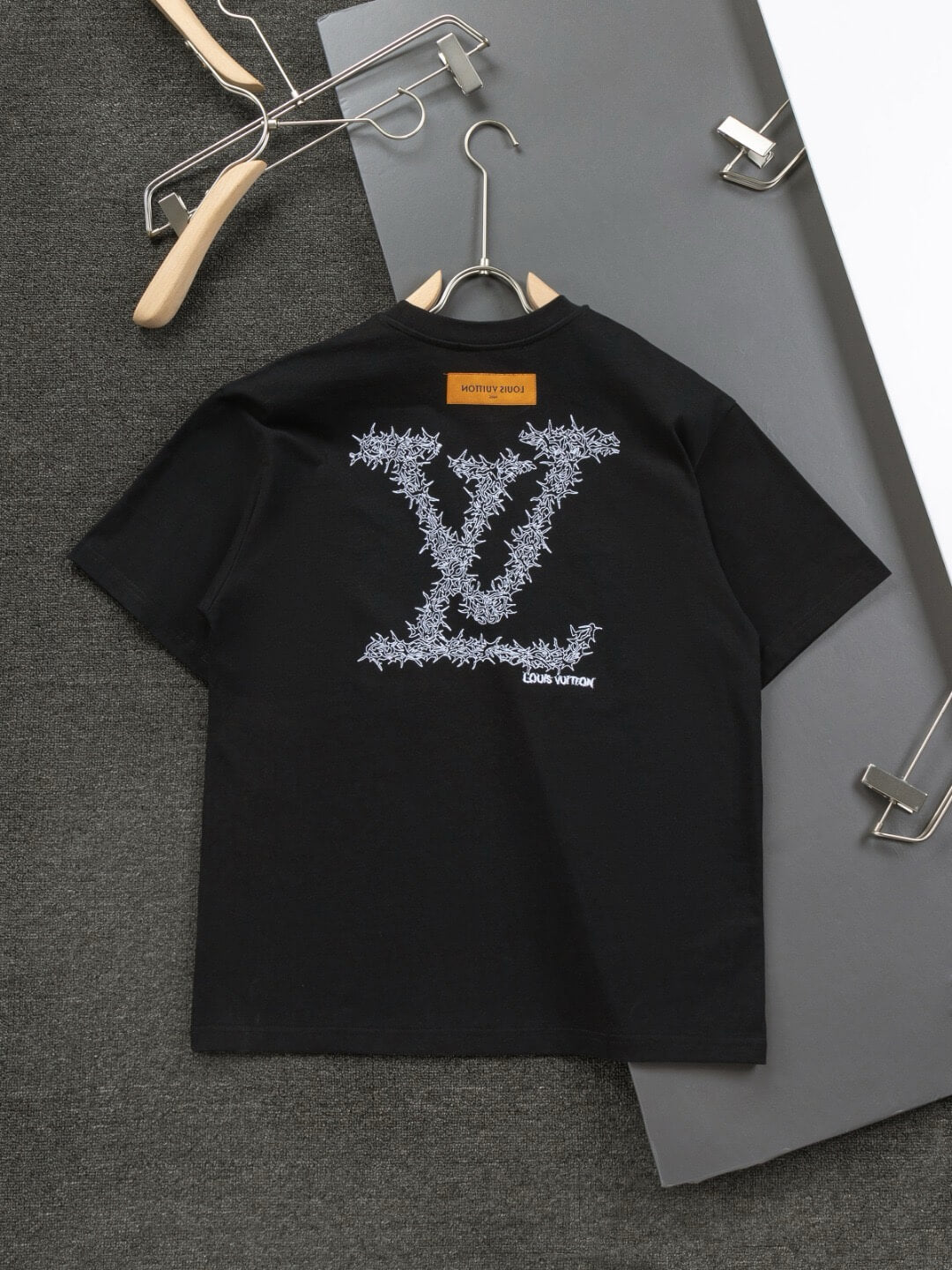Camiseta con bordado delantero y trasero