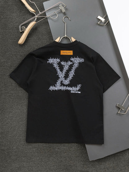 Camiseta con bordado delantero y trasero