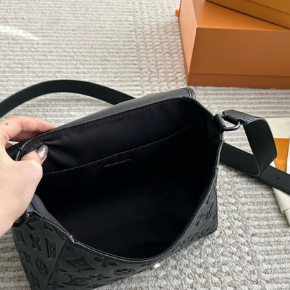 Bolso bandolera clásico de piel repujada