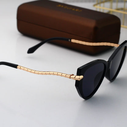 Gafas de sol estilo ojo de gato con patillas ligeramente curvadas y estilo retro chic