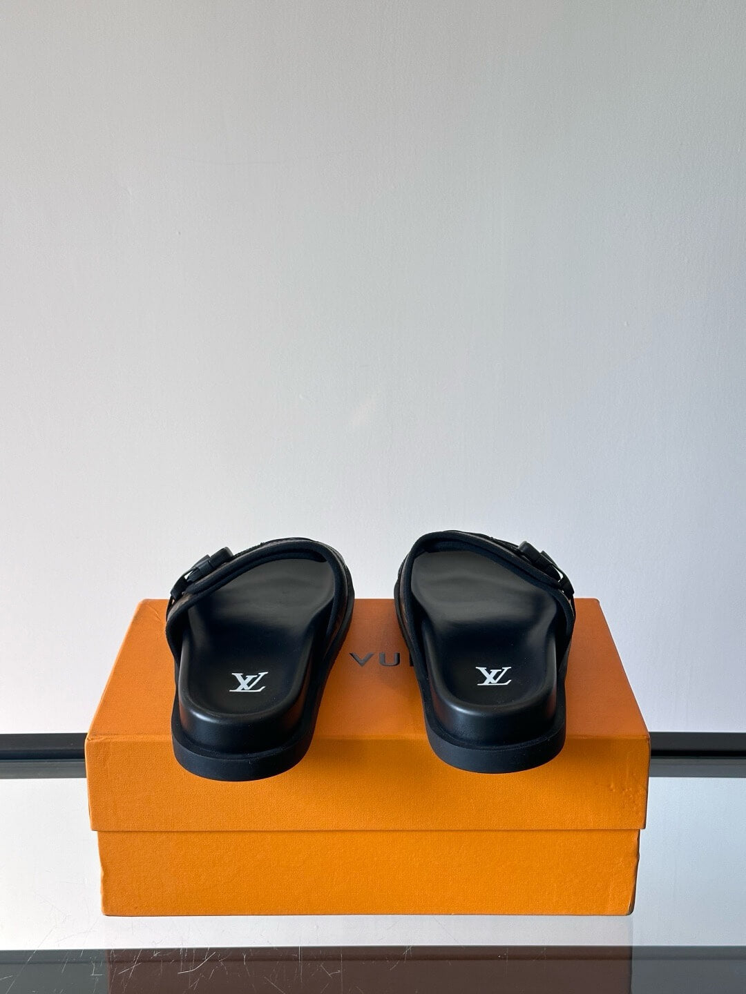 Chaussons ornés de boutons