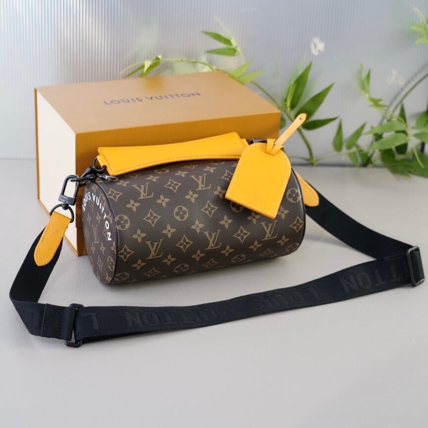 Bolso bandolera cilíndrico con estampado de monograma de moda