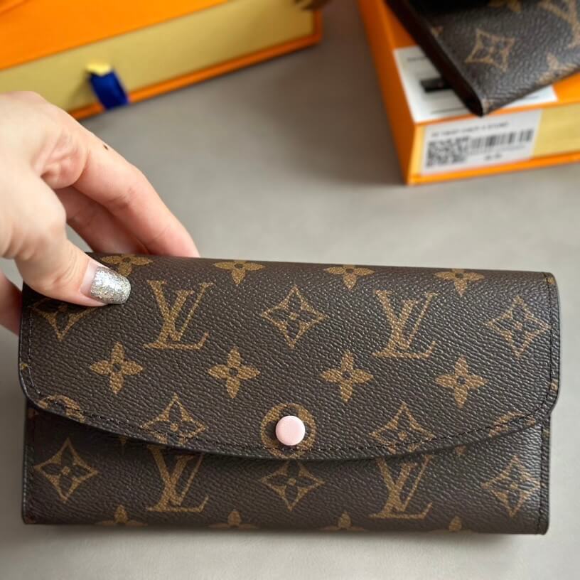Cartera con hebilla en contraste y estampado clásico