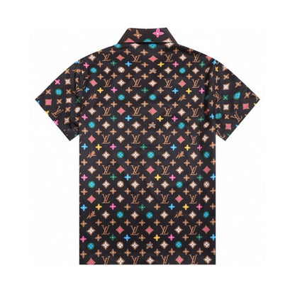 Conjunto de camiseta y pantalones cortos con estampado colorido por todas partes