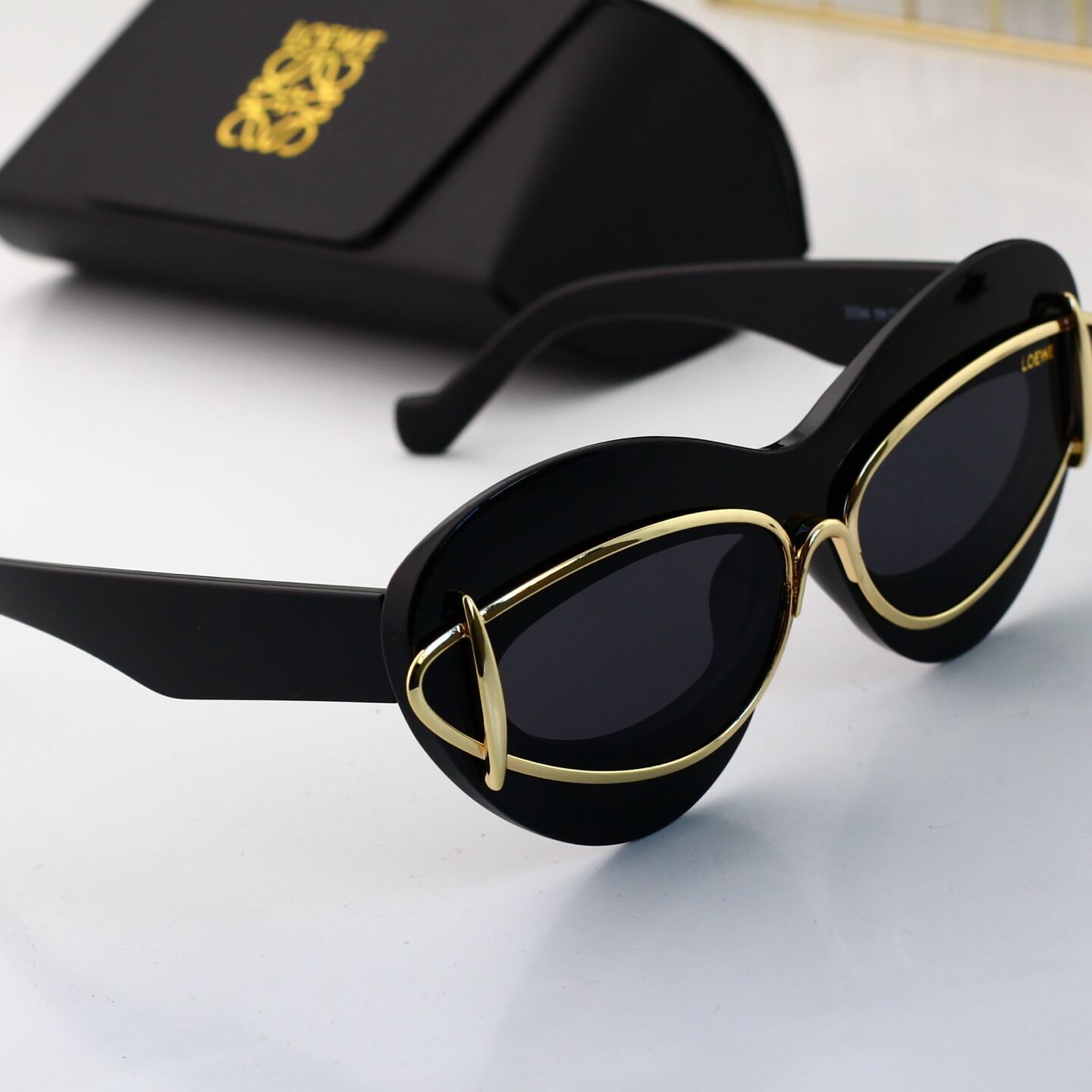 Gafas de sol retro modernas con marco de corazón incrustado