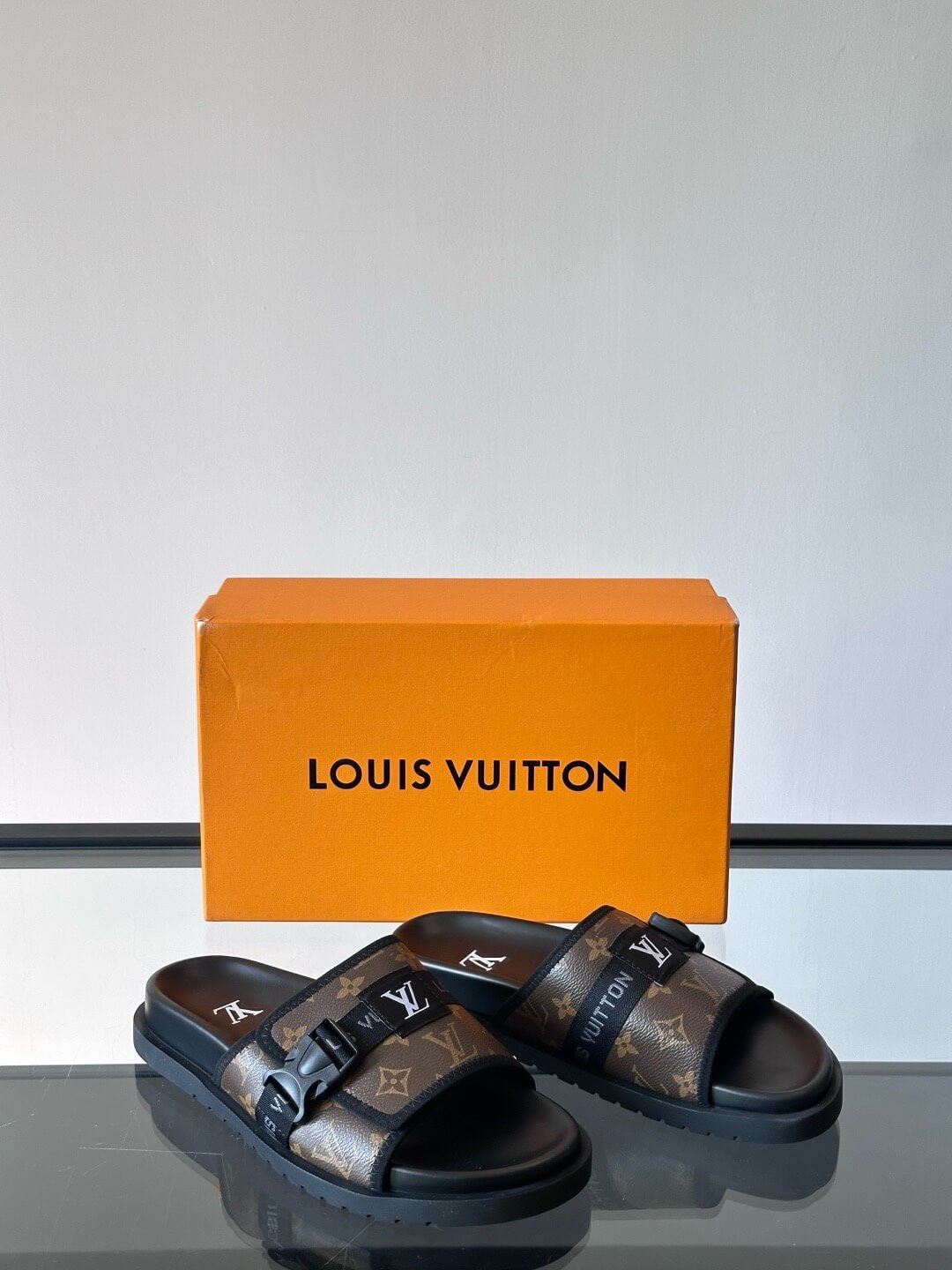 Chaussons ornés de boutons