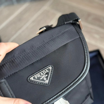 Bolso bandolera trapezoidal invertido de nailon