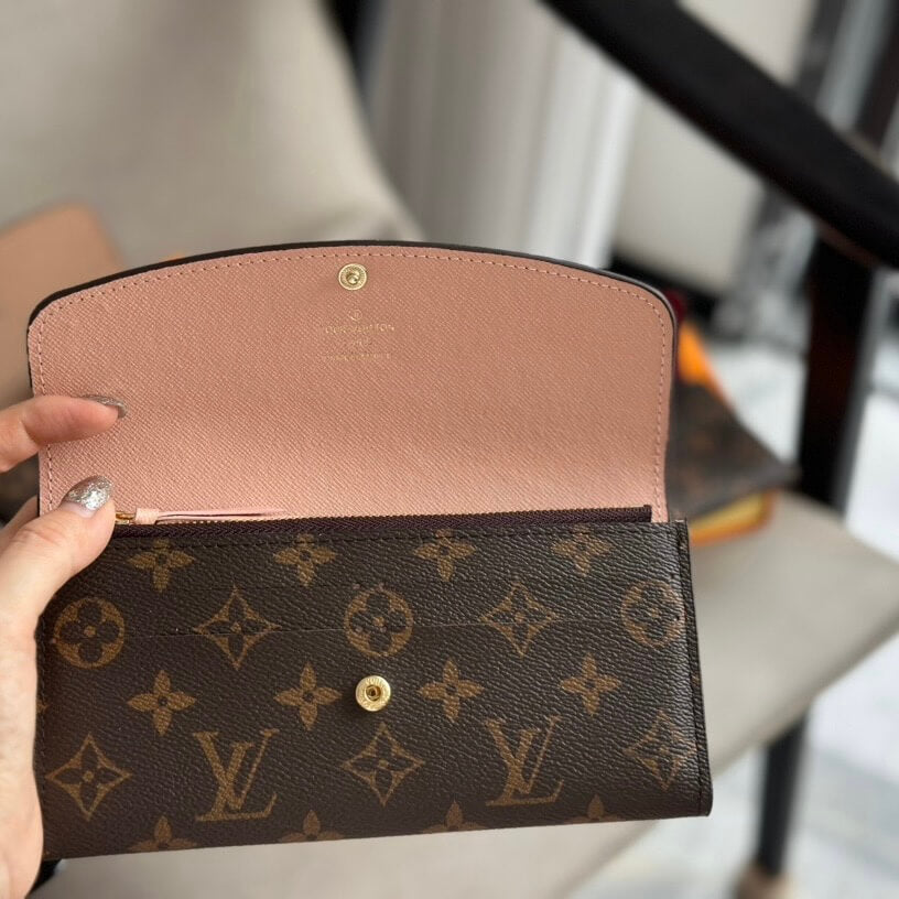 Cartera con hebilla en contraste y estampado clásico
