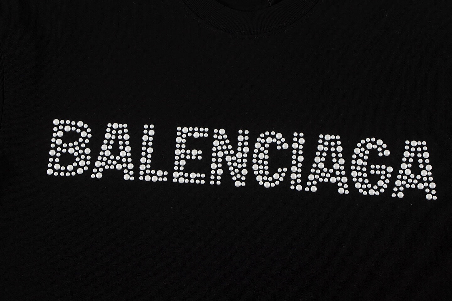 Camiseta con letras enjoyadas