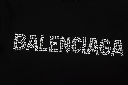 Camiseta con letras enjoyadas